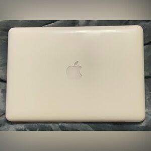 MacBook 13.3” Mid 2010 White 250 HHD 2GB MEMORY 1067 DDR3 CORE 2 DUO PROCESSOR💻